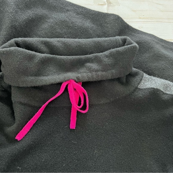 Tahari Wool and Cashmere Blend Varsity Stripe Poncho in Black Gray Pink One Size - Picture 10 of 11